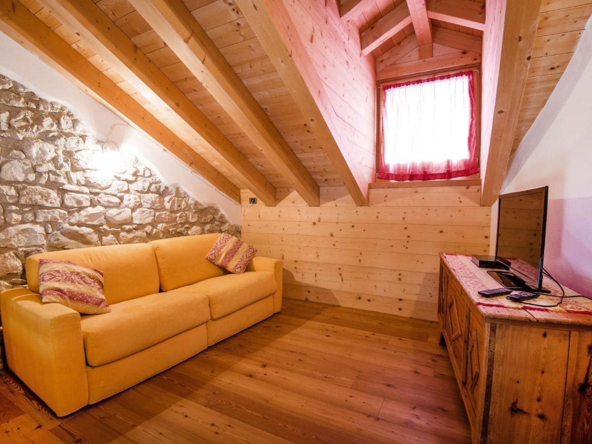 Apartment Albergo Diffuso - Cjasa Ustin-3 By Interhome Барчис Екстериор снимка